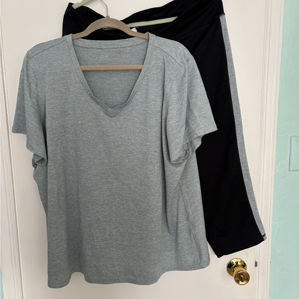 3 pieces. T shirt, capris, and matching jacket. 3X-2X green